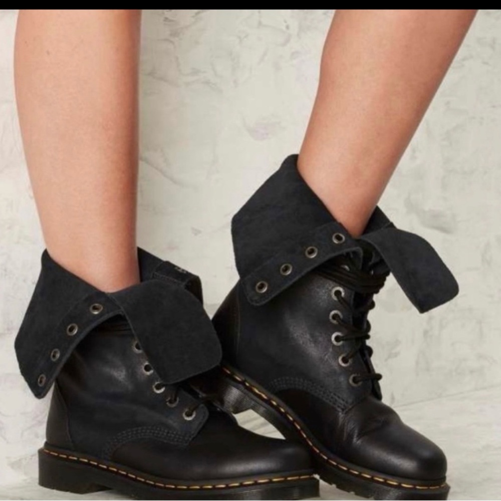 NEW NEVER WORN Dr Martens Hazil Lace Up Combat 11 Eye Fold Down Boots SZ.8